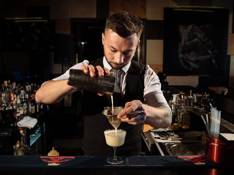 Bartending en Las Vegas: El Sueldo Real y Cómo Empezar